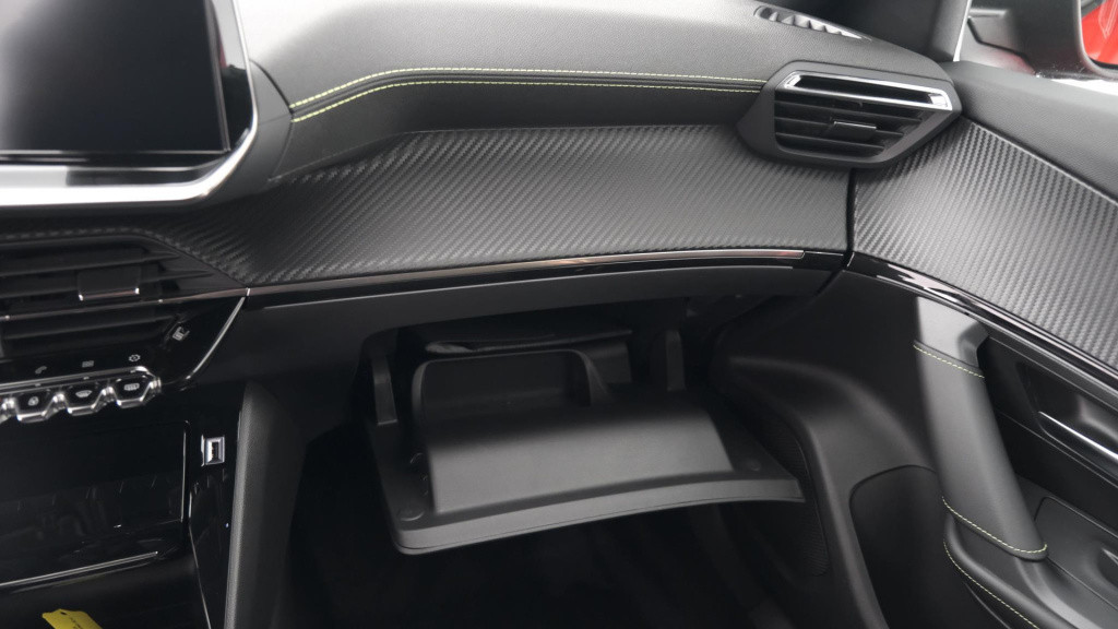 Peugeot 2008 puretech 130 gt | camera | dodehoekdetectie | navigatie | park