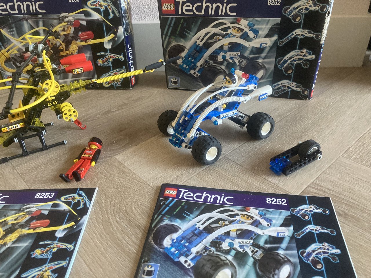 3 Lego technic sets met doos en met boekjes