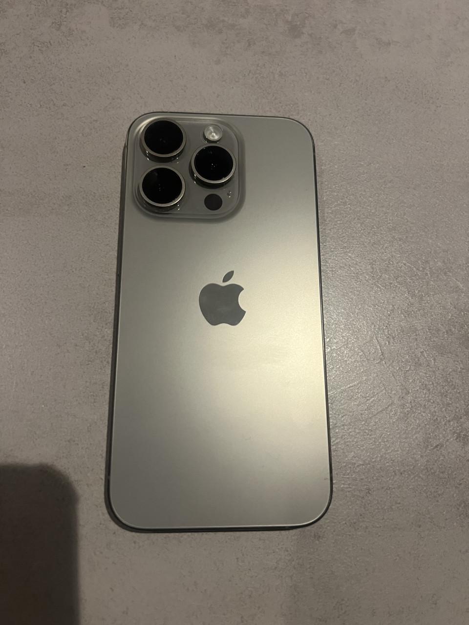 Iphone 15 pro 2 jaar Jong z.g.a.n.