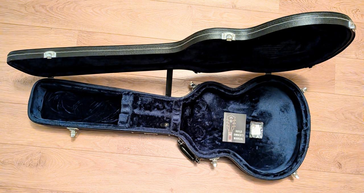 Vrijwel nieuwe Guild hard case voor de Starfire (bas)gitaar
