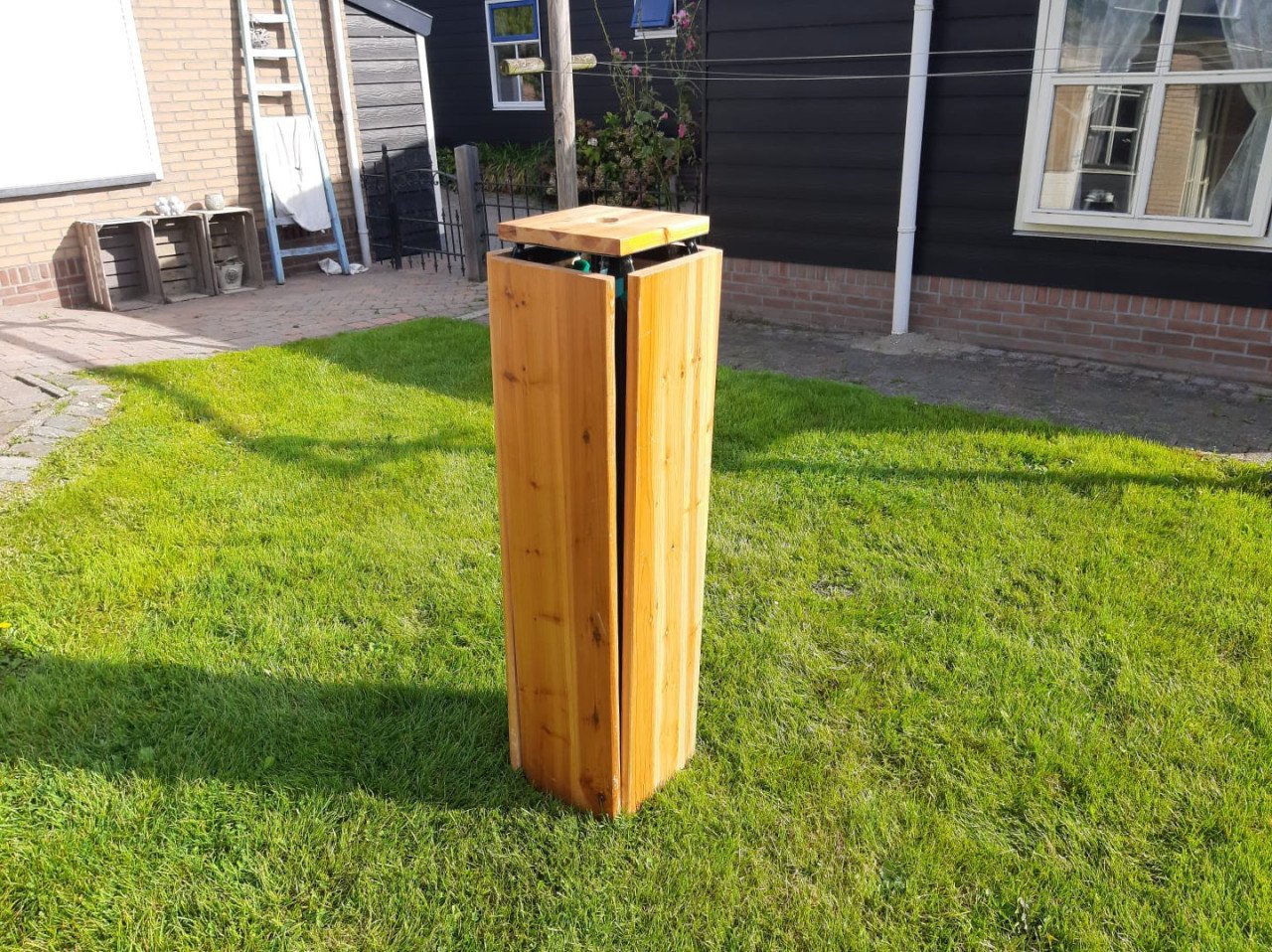 Kruistafel met parasol te huur