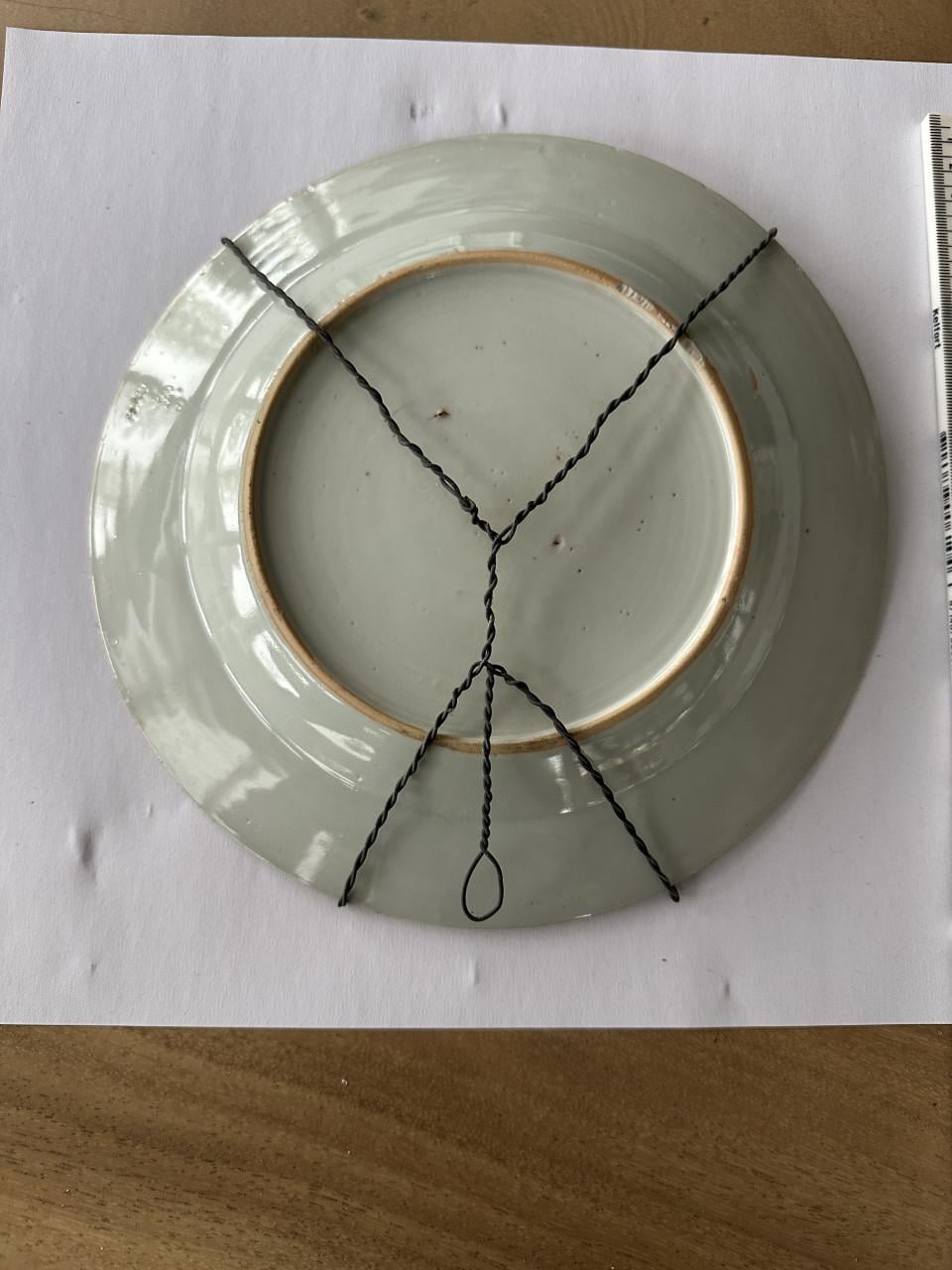 Diverse antieke borden en beeldjes