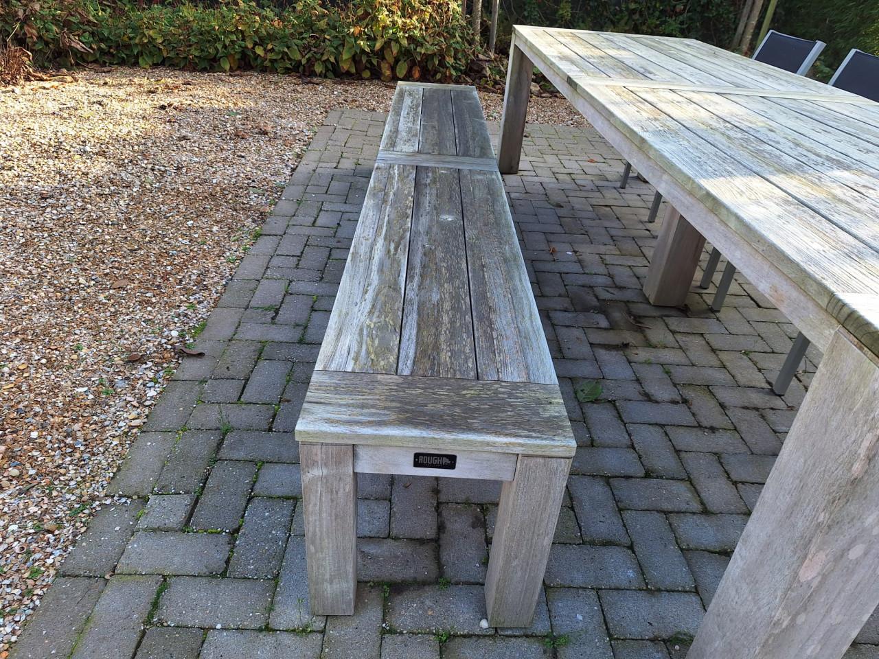 Grote teakhouten tafel met bankje en stoelen