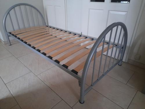 Mooie metalen 1 persoons bed 90 x 200 (in goede nette staat)