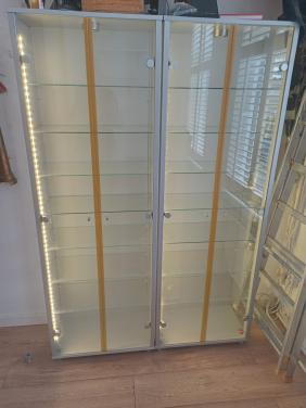 2 identieke vitrinekasten