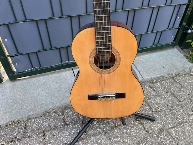 2 Gitaren Martinez en Santana met standaard