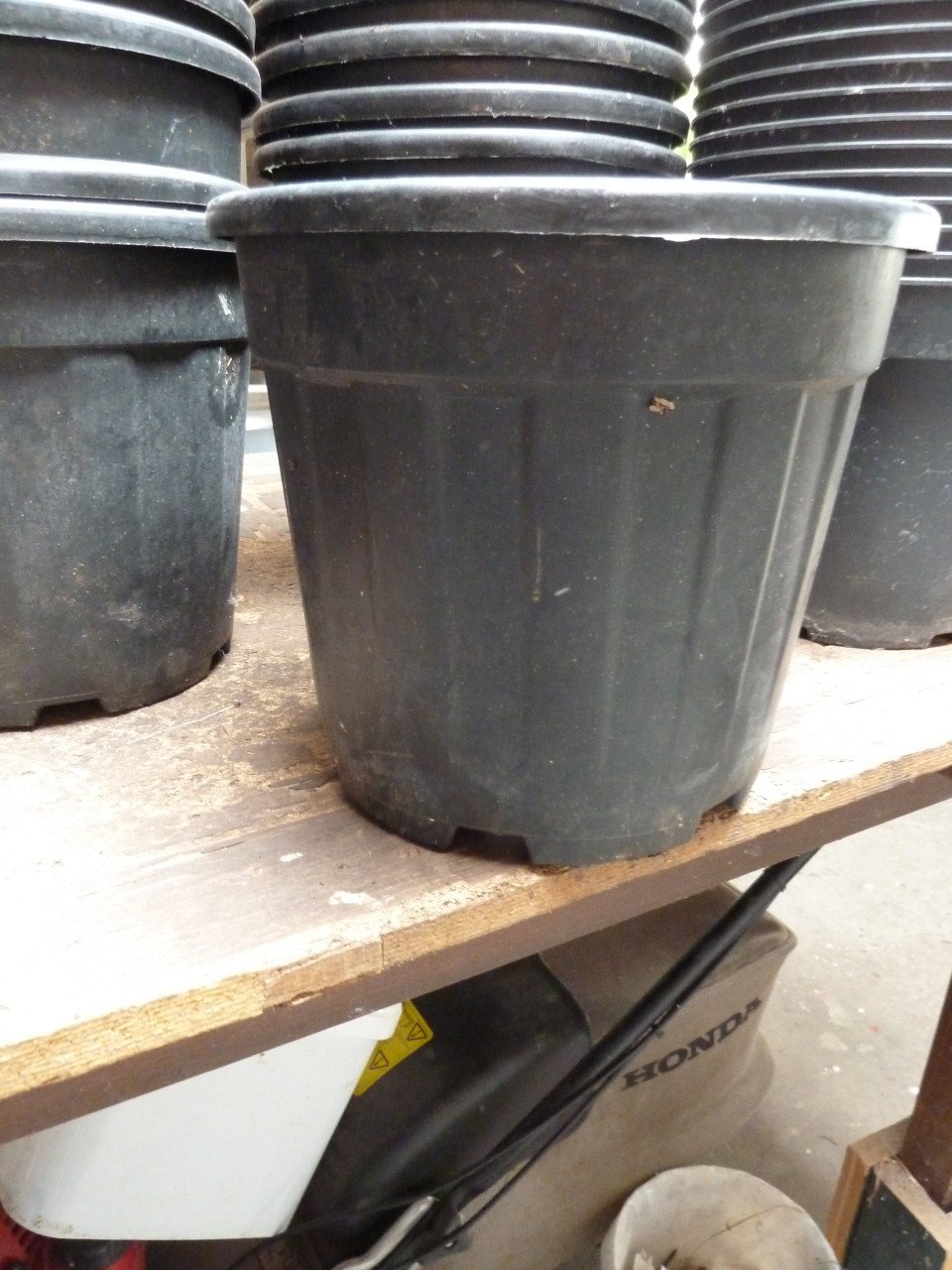 TE KOOP GROOTE BLOEMPOTTEN