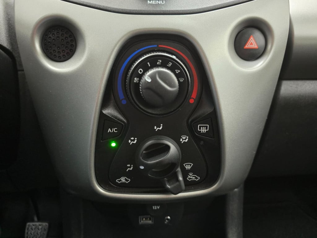 Peugeot 108 occasion in zwart met airco en bluetooth connecten | tweedehand