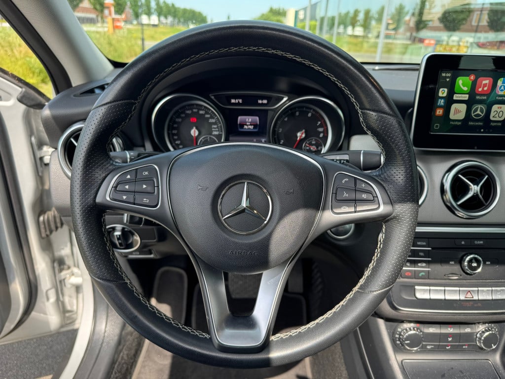 Mercedes-Benz Gla-klasse 180 business solution amg automaat / panoramadak ,