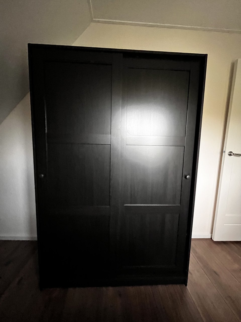 Kledingkast. Zwart.