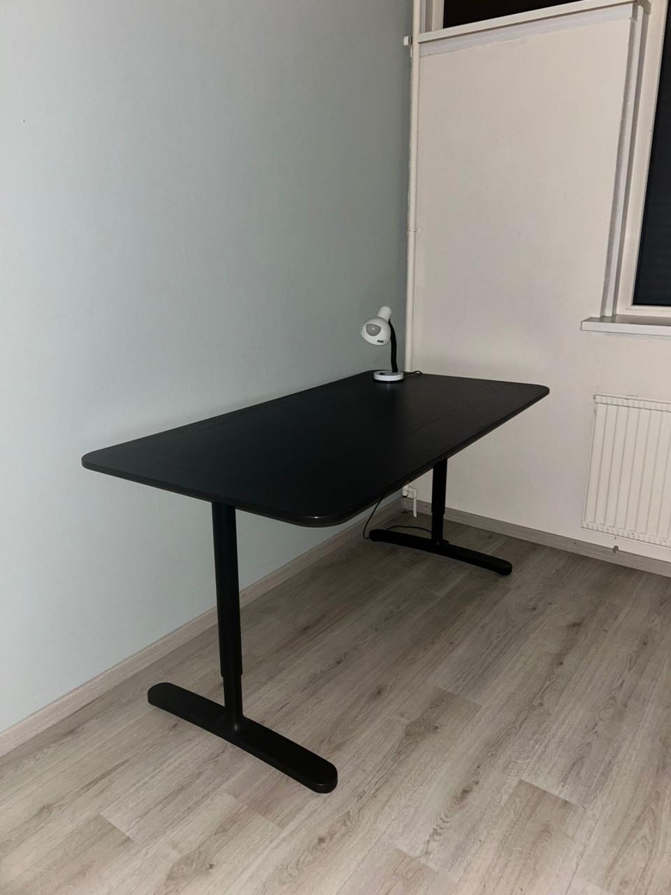 Te koop: In hoogte verstelbaar bureau