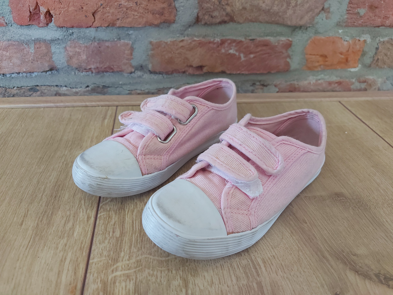 Zo goed als nieuwe roze gymschoenen maat 30 klittenband