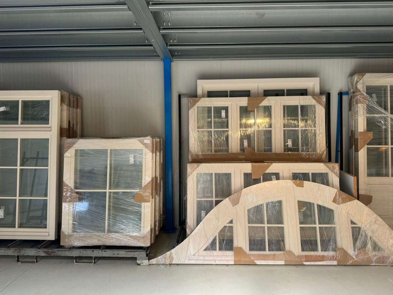 Loods vol nieuwe meranti houten kozijnen