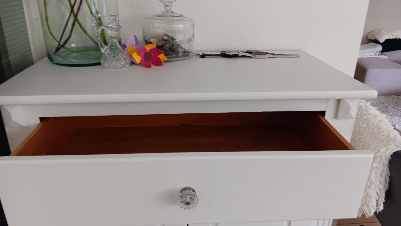 Wit houten kastje.