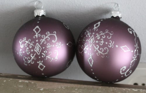 Glazen kerstballenpaars et zilveren glitters