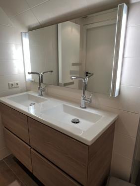 2 wastafel kranen en mooie grote badkamer spiegel