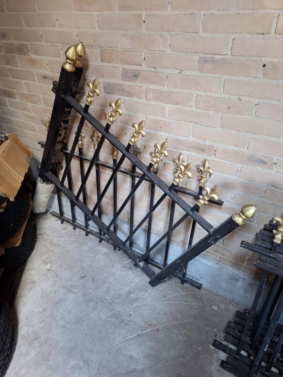 Tuinhek van ijzer ongeveer 15meter met poort