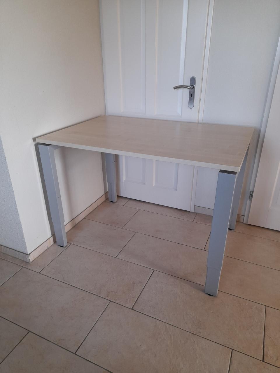 Zeer stevig bureau 120 x 80 (verstelbaar in hoogte) in goede staat!