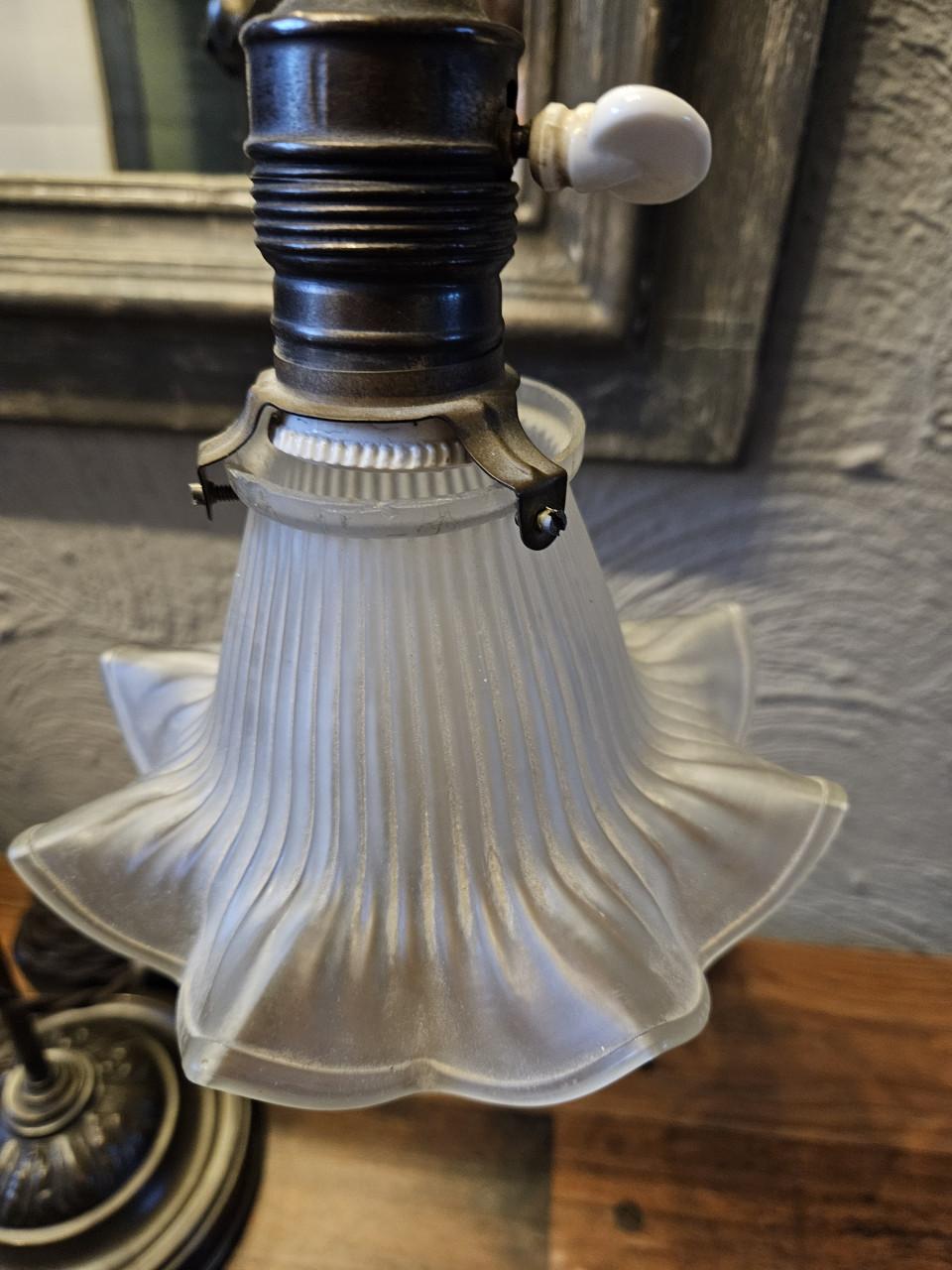 Antieke bronzen tafellamp met glazen kap, nette staat en werkend