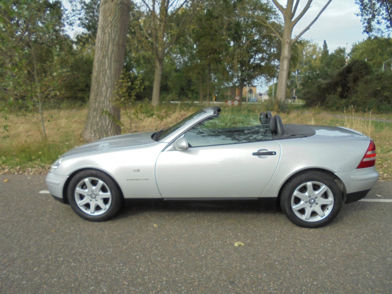 SLK 230 Compressor in nette conditie 139.908 Km Aflevering met vol jaar Apk