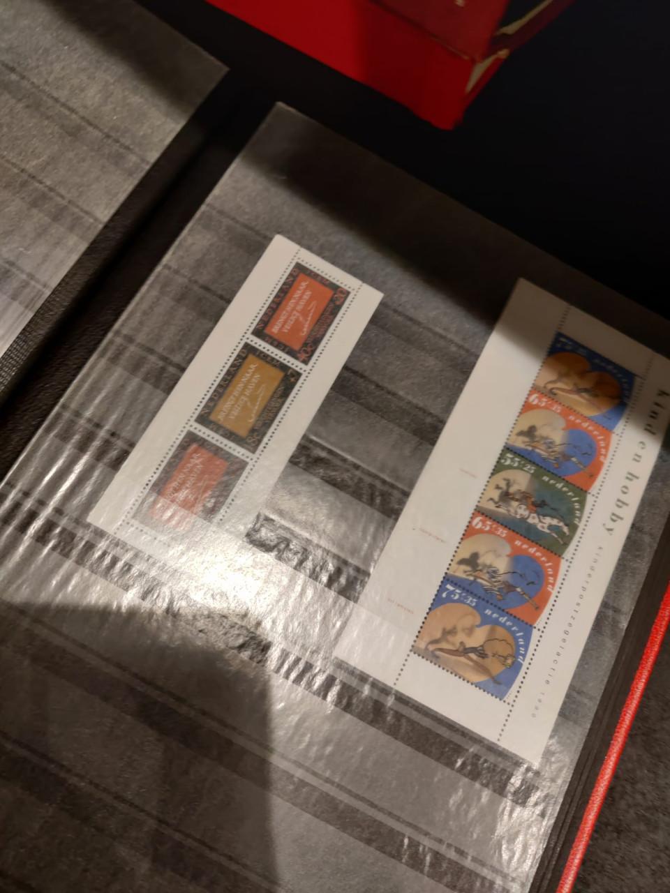Nog mooi zwartbladig album vol met postfrisse zegels wereld!