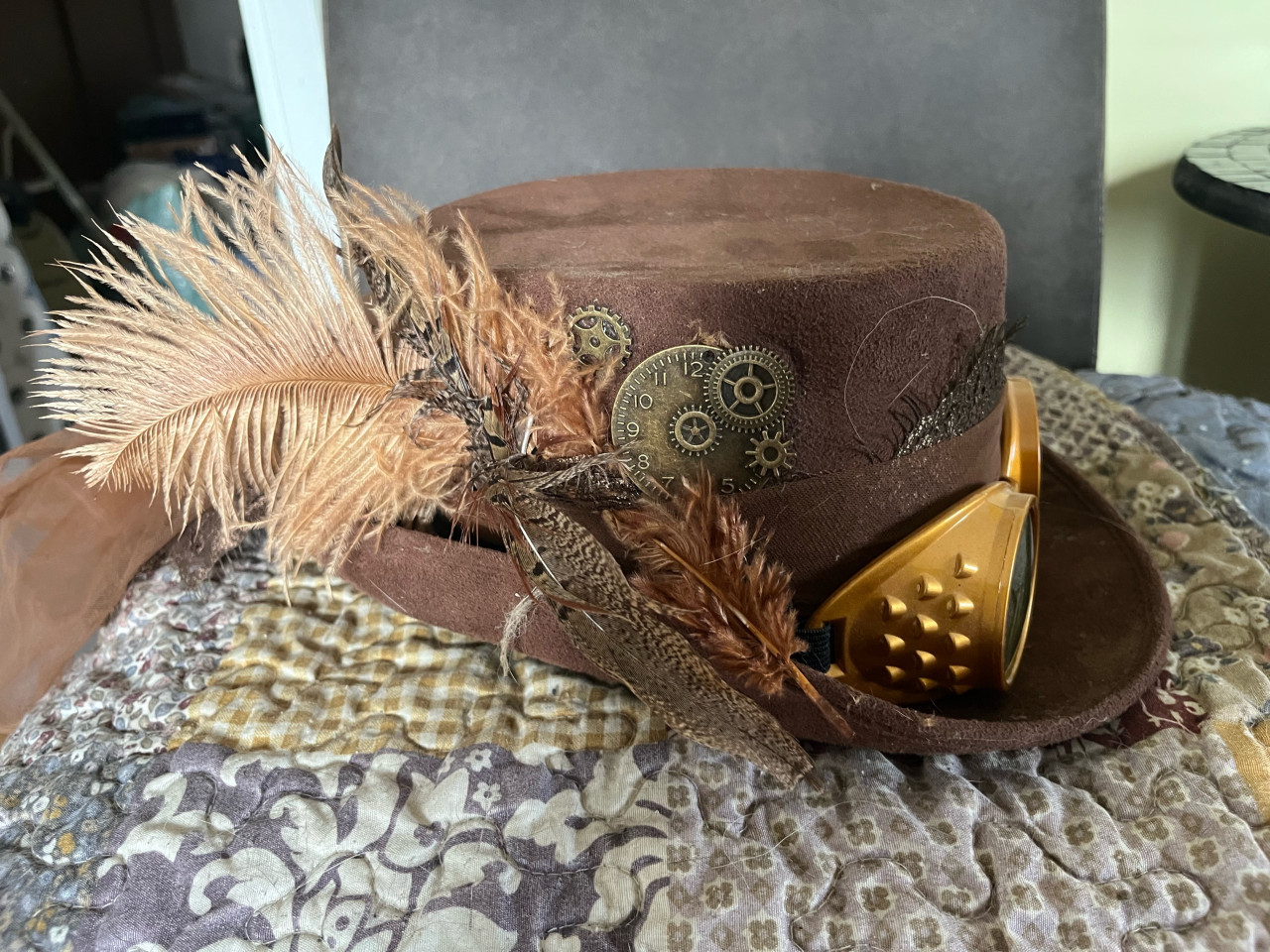 Hoed met deco erop