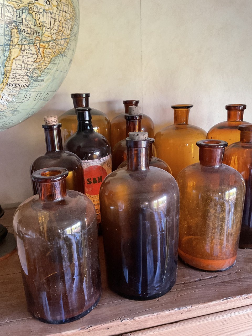 Partij oude apothekersflessen