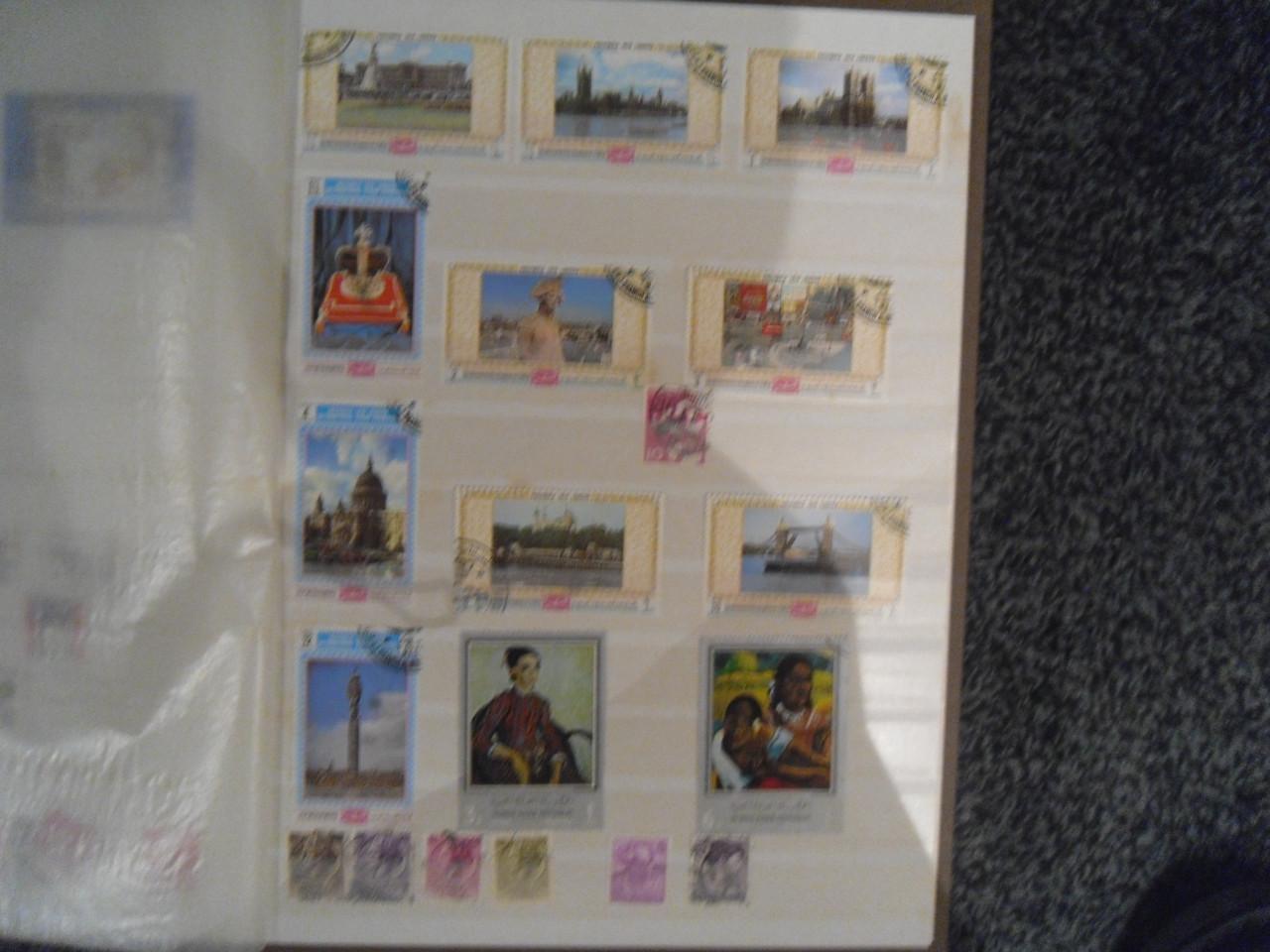 POSTZEGELS + BOEK VAN DIV LANDEN