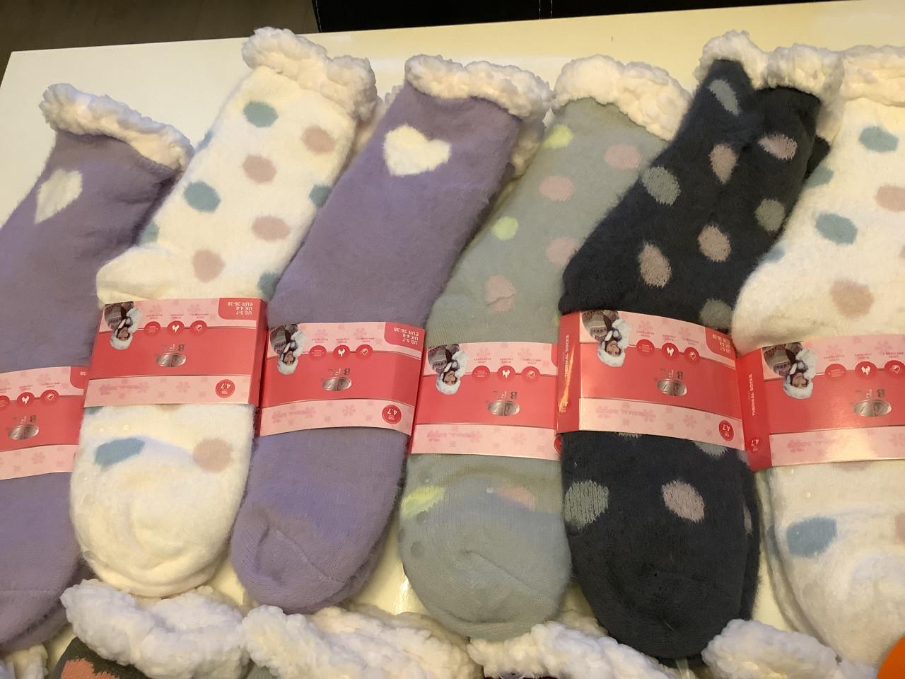 Partij warme dames fluffy huissokken met antislip. ( partij 10)