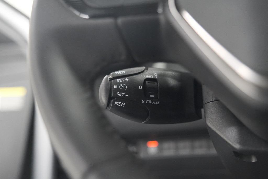 Peugeot 208 puretech 100 eat8 allure pack | camera | apple carplay | parkee