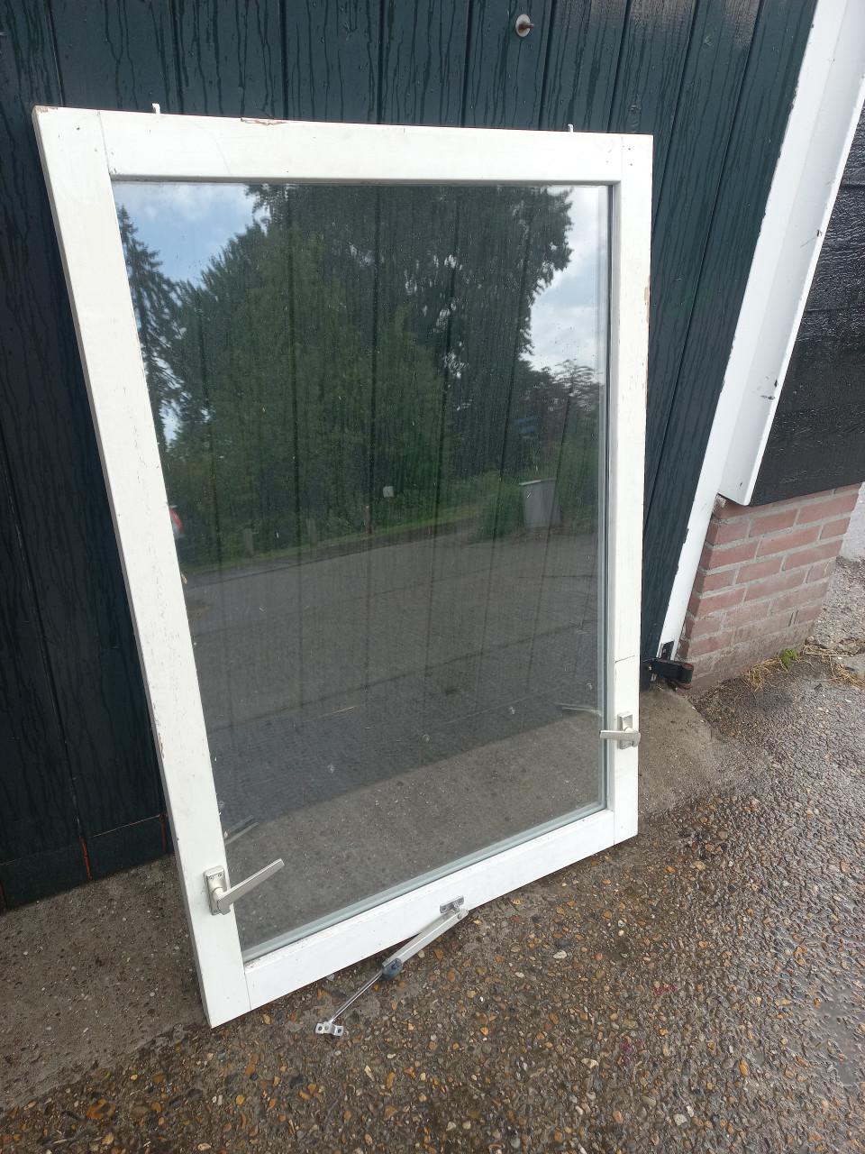 Hardhouten kozijnen met dubbel glas,zo goed als nieuw