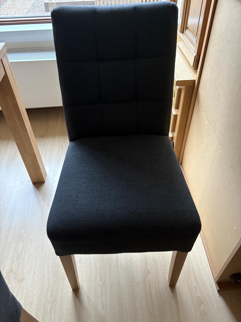 Eetkamertafel met 4 stoelen