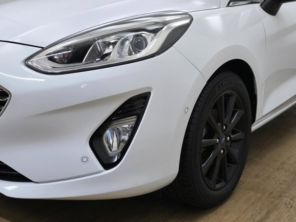 Ford Fiesta occasion luxe titanium met zwarte velgen en parkeercamera | bom