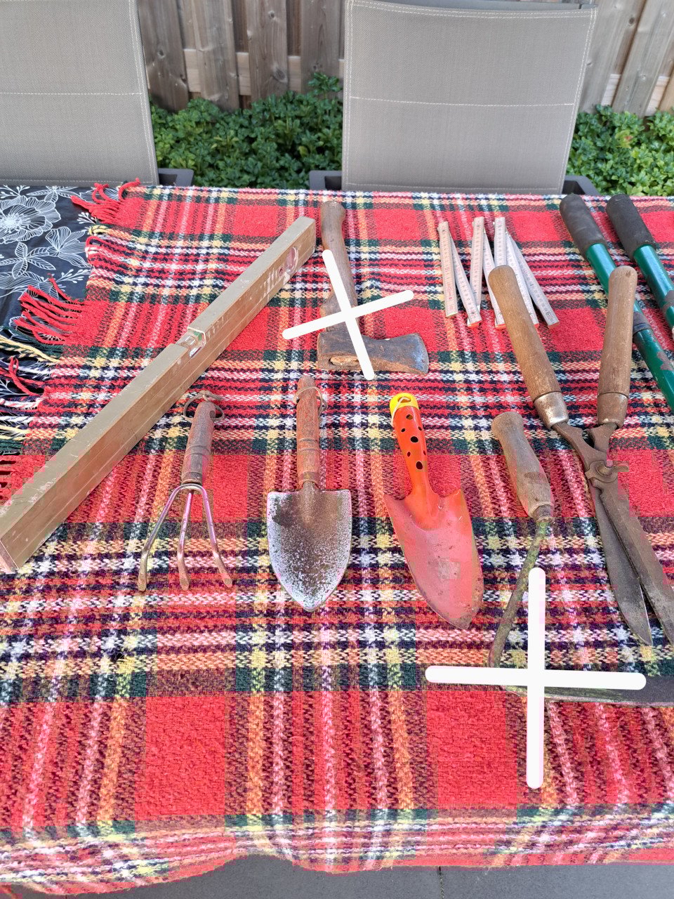 Tuingereedschap grote hamer, zeisje, voor de starter, etc.