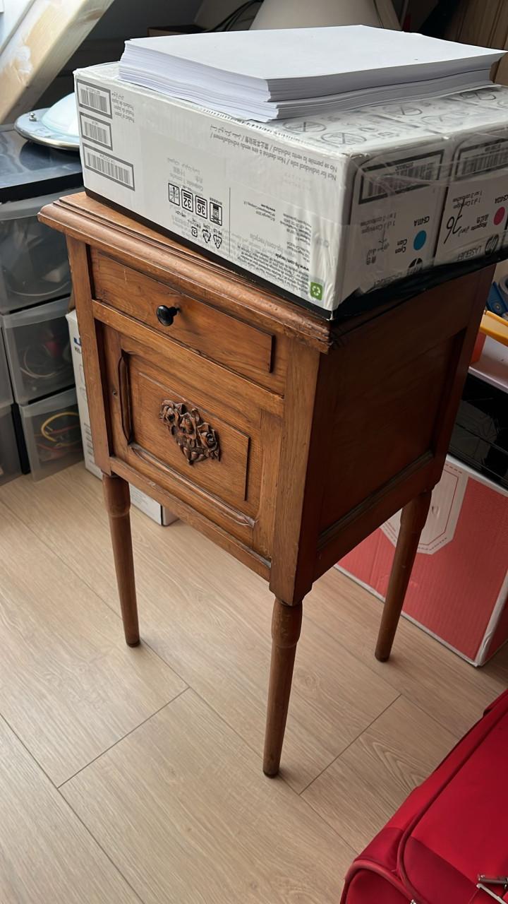 Antiek bed met nachtkastje