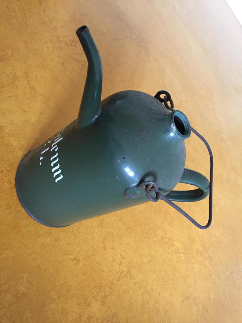 Groen, emaille oliekannetje twee liter