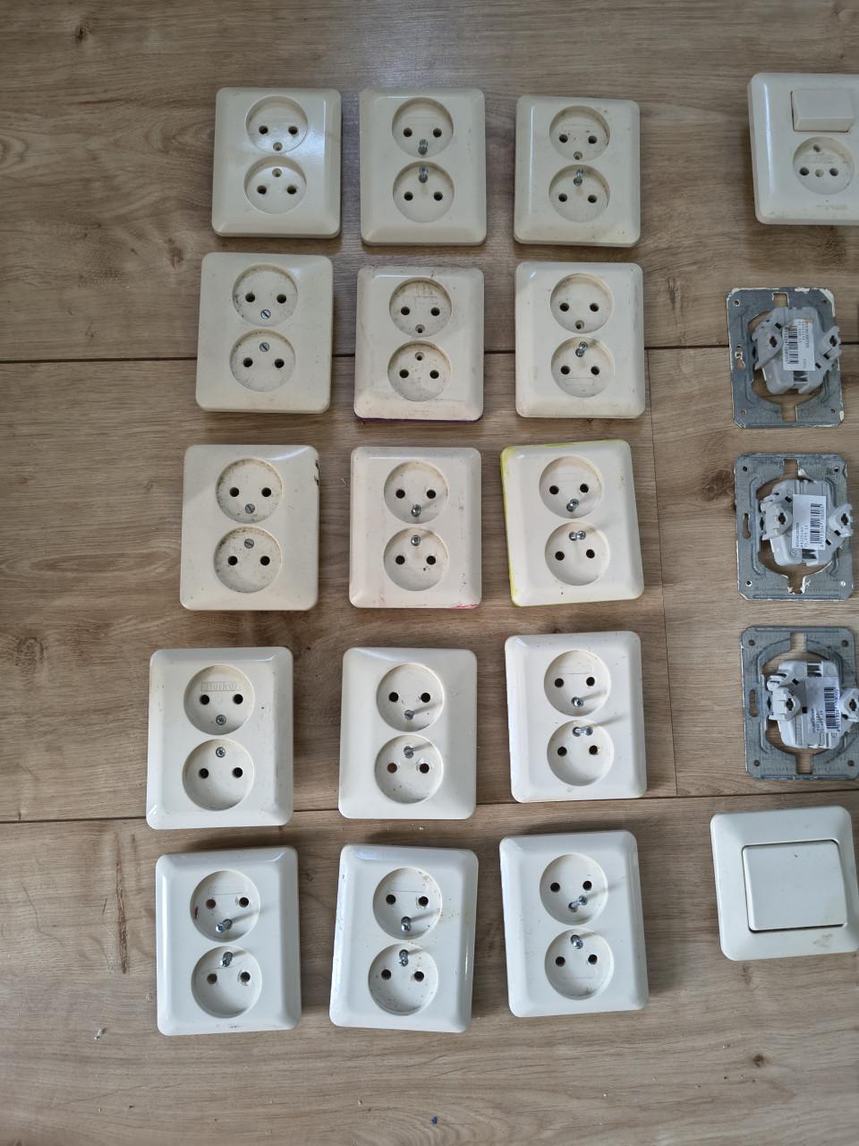 Partij Berker schakelmateriaal roomwit, crème. Stopcontacten.