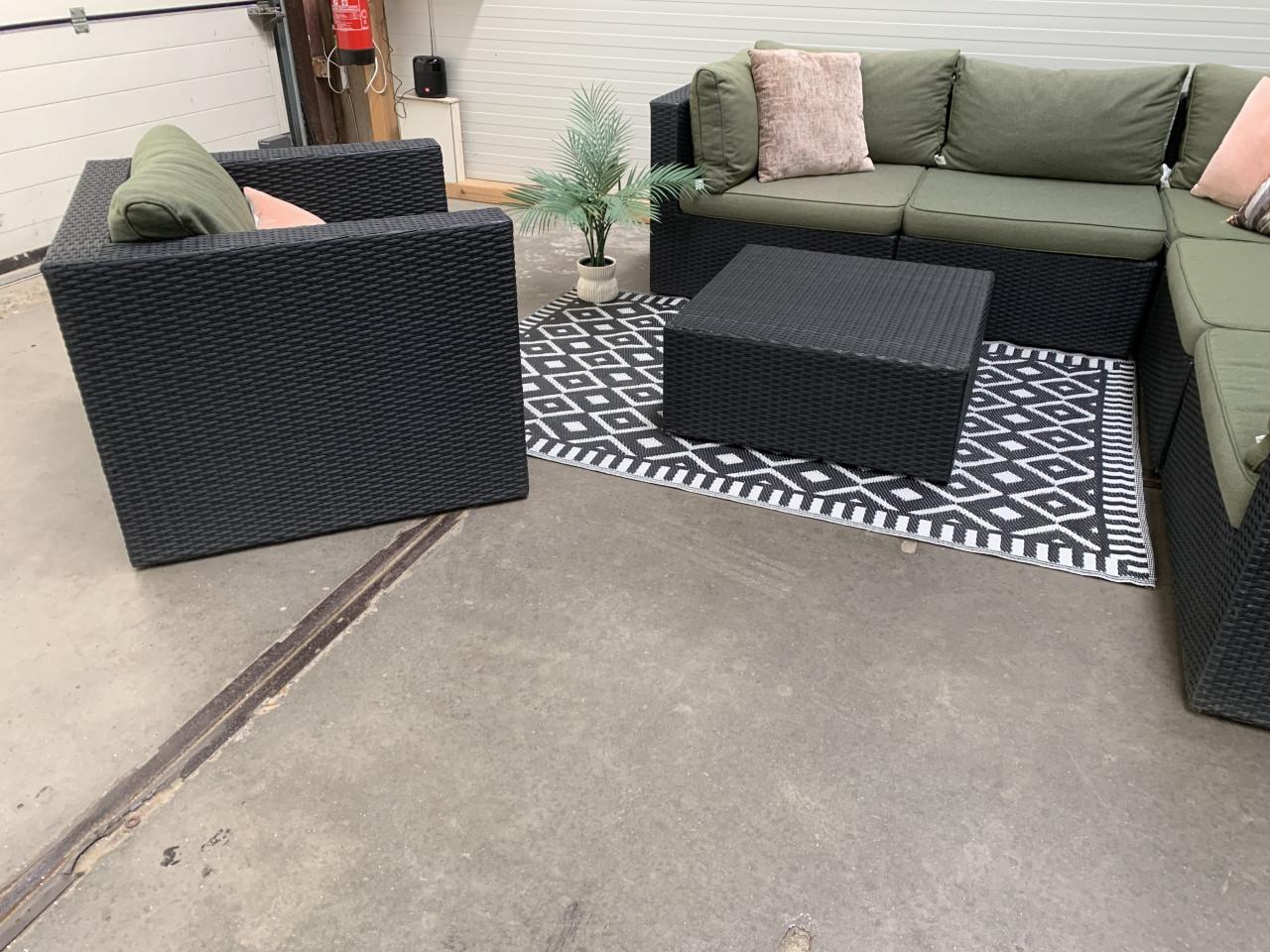 Zwart Wicker loungeset met losse stoel.