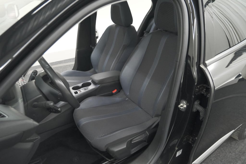 Peugeot 2008 puretech 130 blue lease allure | camera | navigatie | apple ca