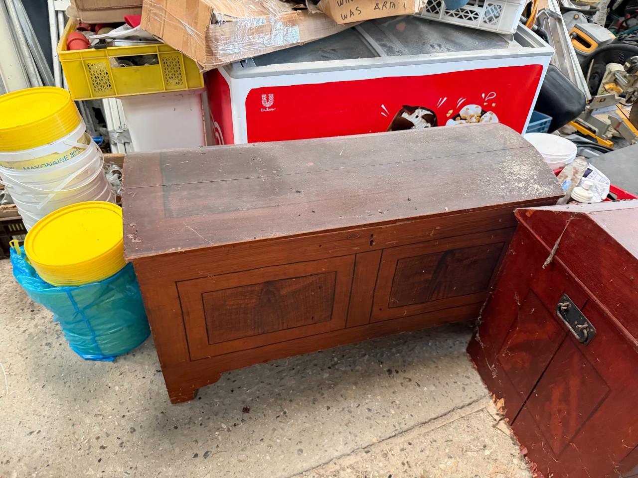 2 grote vintage schatkisten / kledingkisten