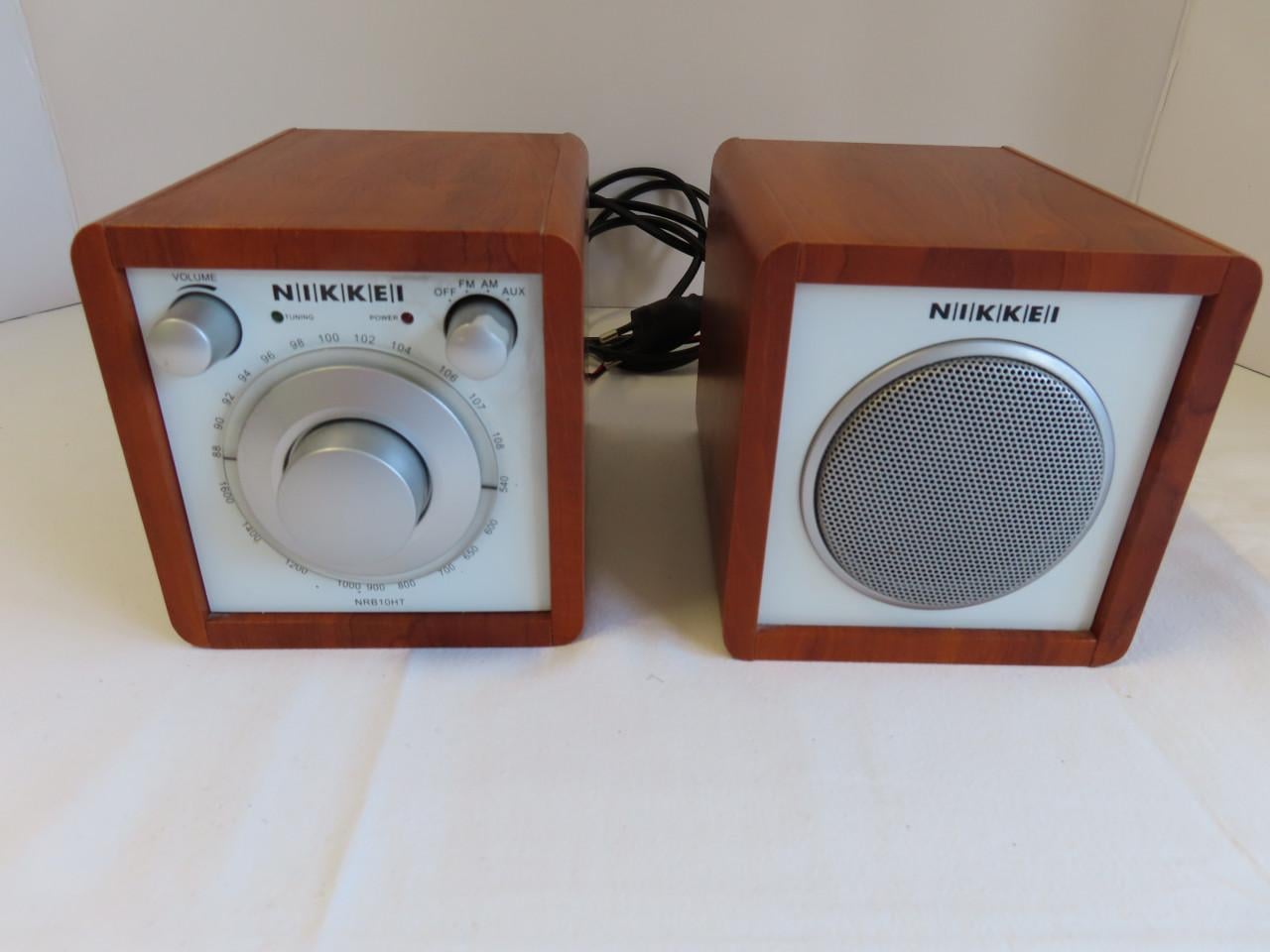 Radio met aparte geluidsbox Merk: Nikkei NRB10HT €.25,00