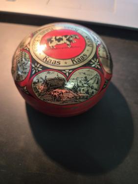 Decoratief, rond blik voor Hollandse kaas  Leeg.  Ø8.5 cm