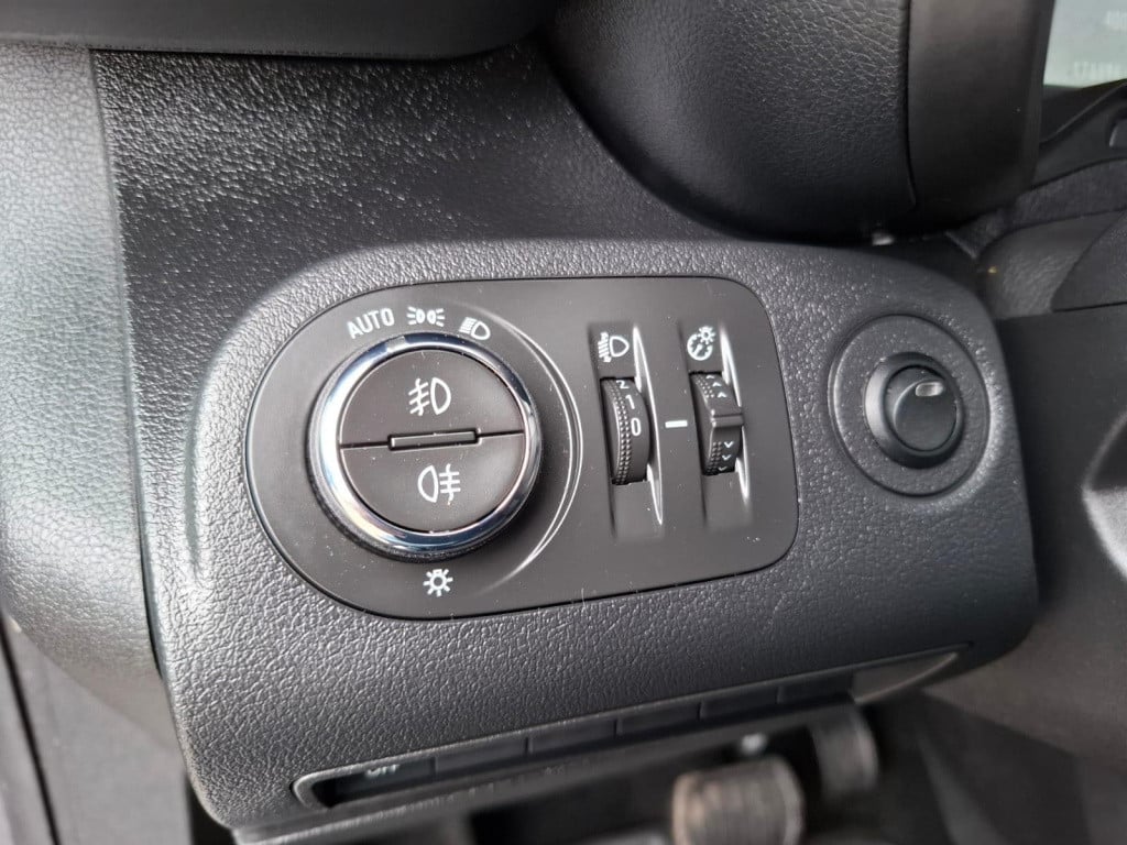 Opel Combo 1.5d l2h1 edition automaat / airco / cruise controle / trekhaak 