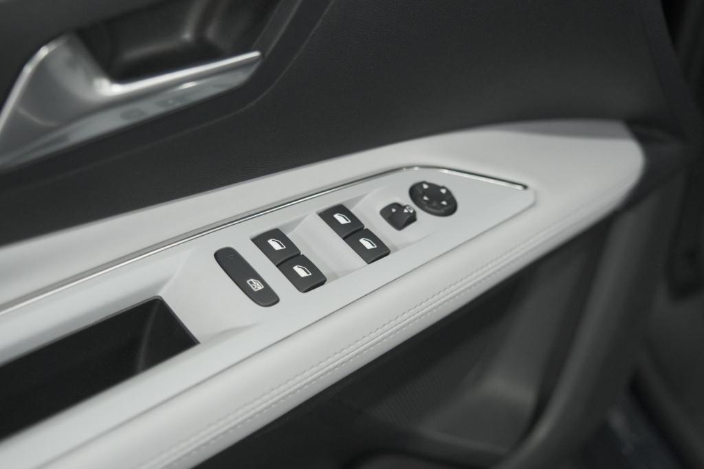 Peugeot 3008 1.6 puretech 180 allure | 1.500 kg trekgewicht | schuif-kantel
