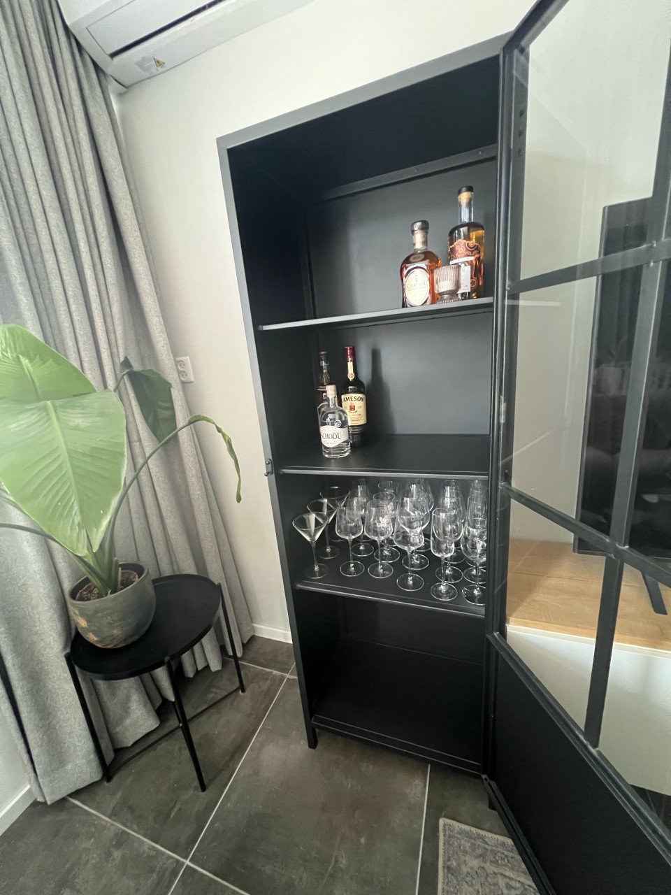 Moderne metalen vitrinekast zwart