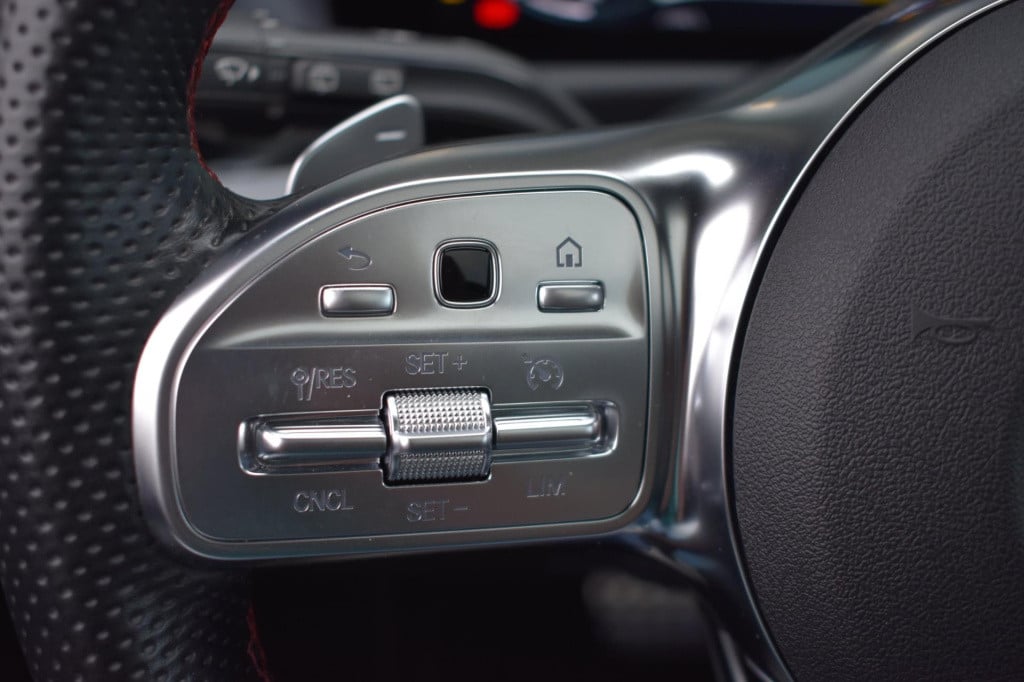 Mercedes-Benz A-Klasse 180 amg night | sfeerverlichting | panoramadak | app
