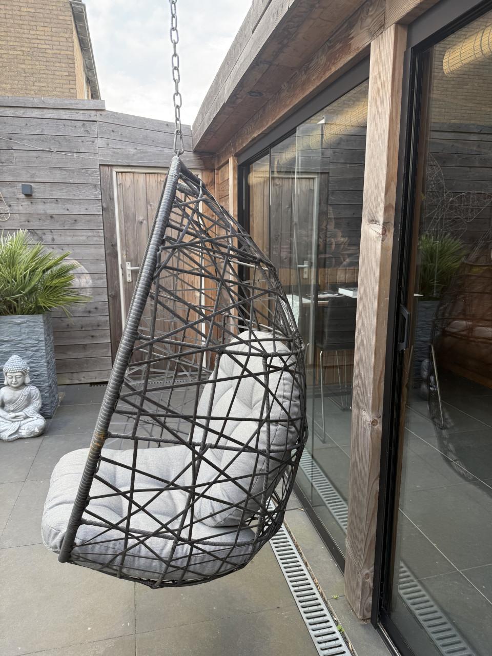 Hangstoelen Hangeieren, 1 met standaard en 1 zonder