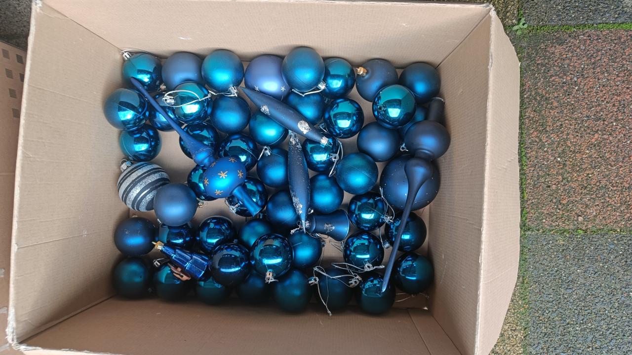 Blauwe en oudroze/ roze kerstballen