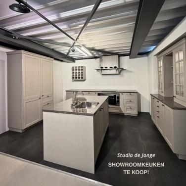 Showroomkeuken te koop – landelijke keuken met kookeiland