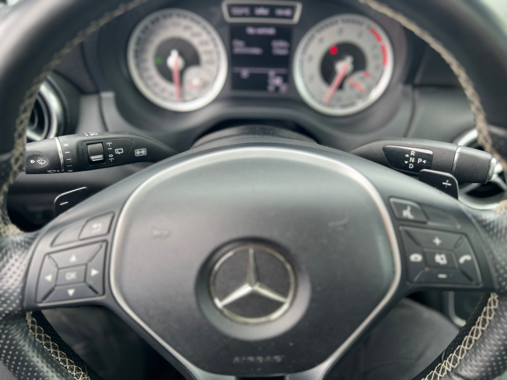 Mercedes-Benz A-Klasse 250 ambition amg//automaat//pano